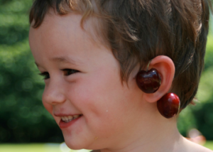 enfant oreille cerises